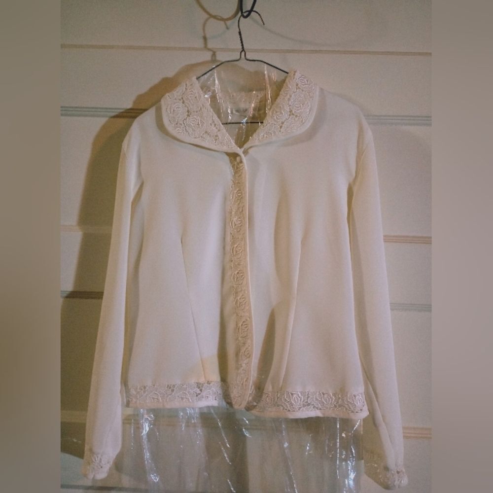 Susan Hutton med lacy women's blouse